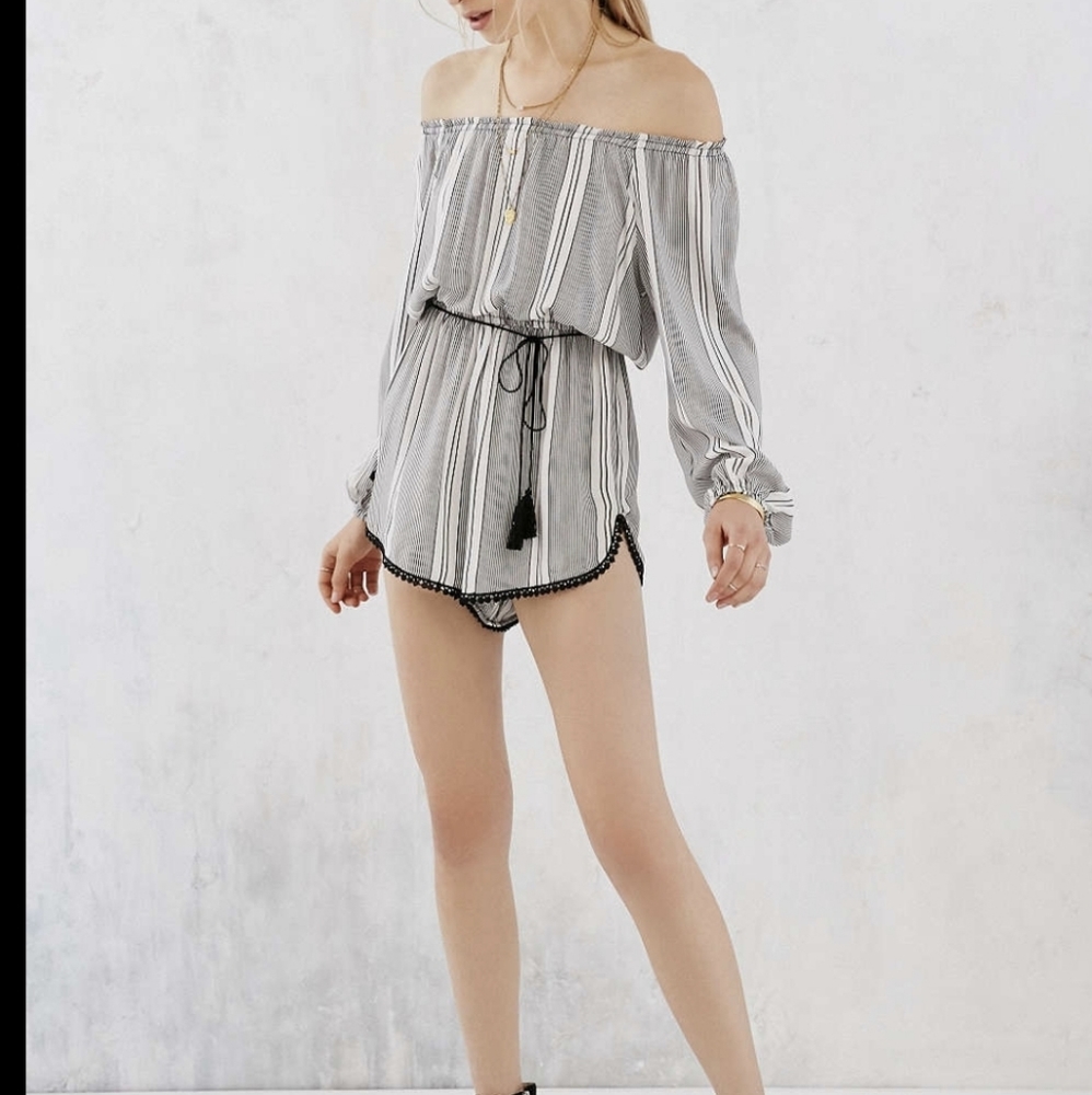 Ecote long sleeve, romper. Size Small